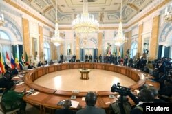Presiden Rusia Vladimir Putin menghadiri pertemuan dengan delegasi para pemimpin Afrika untuk membahas proposal mereka untuk pembicaraan damai antara Rusia dan Ukraina, di Saint Petersburg, Rusia, 17 Juni 2023. (Foto: Pavel Bednyakov/RIA Novosti via REUTERS)