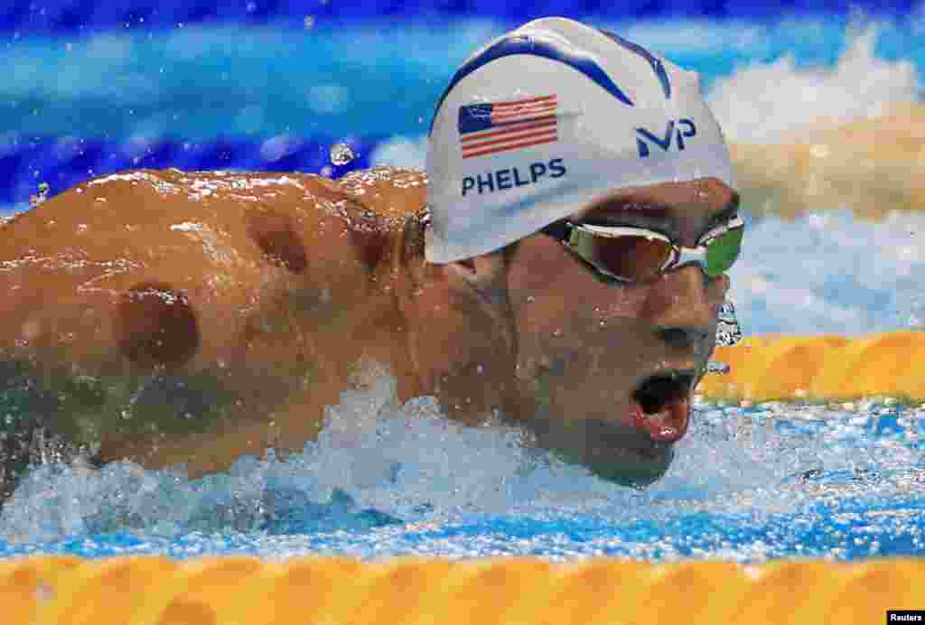 Perenang AS Michael Phelps terlihat memiliki tanda bekas 'cupping' atau bekam di bahunya saat ia bertanding. (Reuters/Dominic Ebenbichler)