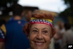 Una simpatizante del candidato presidencial opositor venezolano Edmundo González durante un acto de campaña en Caracas, Venezuela, el miércoles 19 de junio de 2024. Las elecciones presidenciales de Venezuela están programadas para el 28 de julio. (Foto AP/Ariana Cubillos)