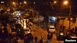 Các nhân chứng nói, một kẻ đánh bom cho kích nổ bên trong quán cà phê toạ lạc tại Jabal Mohsen một nơi đông đảo người Alawite cư ngụ.