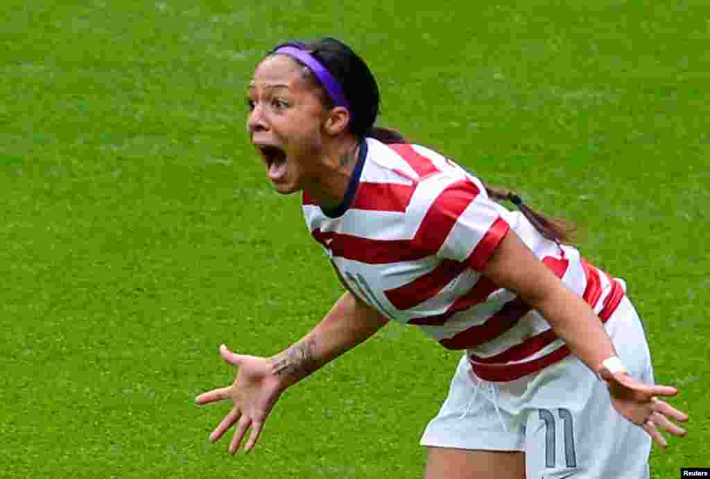 Cầu thủ Sydney Leroux đội tuyển Mỹ mừng rỡ sau khi đá vào lưới đội New Zealand trong trận tứ kết bóng đá nữ, ngày 3 tháng 8 năm 2012.