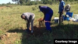 Kugejwa ingcwaba lababulawa yiGukurahundi eMatabeleland North.