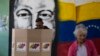 Un hombre emite su voto frente a un mural del fallecido presidente Hugo Chávez como parte de un ensayo para las elecciones presidenciales del 28 de julio en un centro de votación en Caracas, Venezuela, el domingo 30 de junio de 2024. (Foto AP/Cristian Hernandez Fortune)