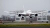 日本航空公司的波音客机在波士顿机场降落(资料照片)