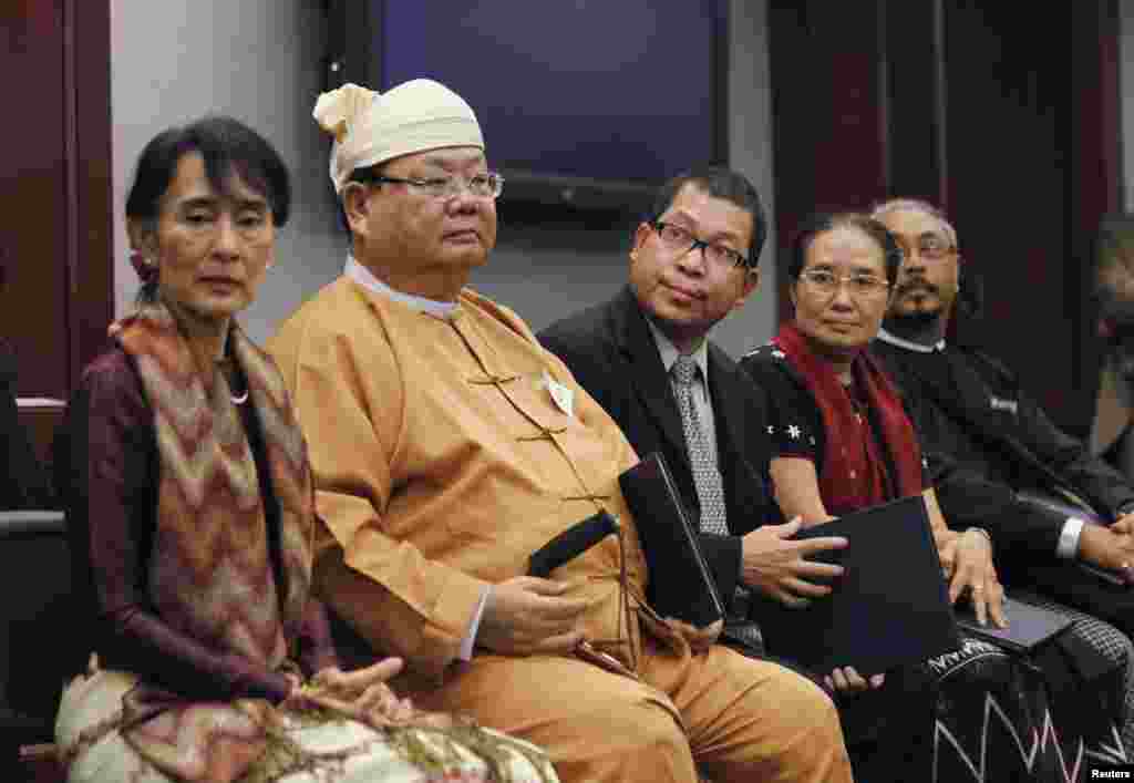 Các nhân vật Miến Điện nhận giải dân chủ của tổ chức phát huy dân chủ National Endowment for Democracy. Từ trái: bà Suu Kyi, Khun Htun Oo, Aung Din, Bác sĩ Cynthia Maung và Kyaw Thu, tại buổi lễ ở Quốc hội Mỹ. 20/9/2012.