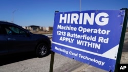 ARCHIVO - Un cartel anuncia empleos abiertos para operadores de maquinaria en Downers Grove, Illinois, el 12 de abil de 2023.