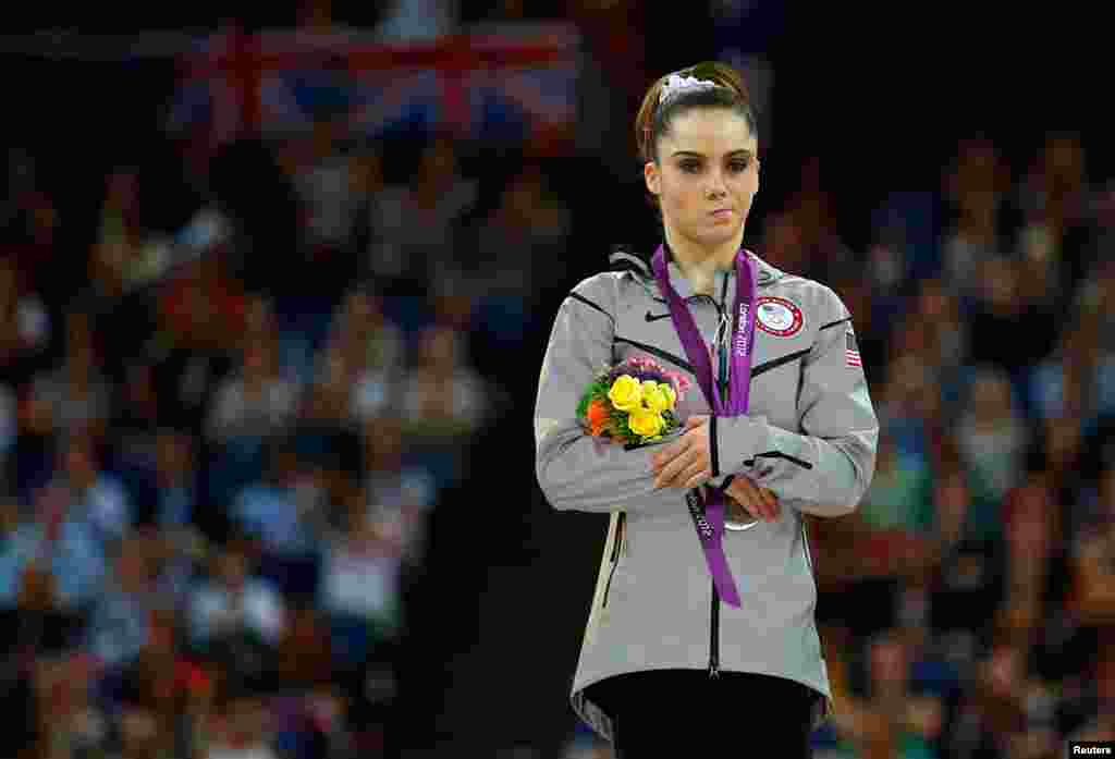 5/8/2012: Vận động viên McKayla Maroney của Mỹ nhận huy chương bạc cho bộ môn ngựa gỗ tại Olympic London.