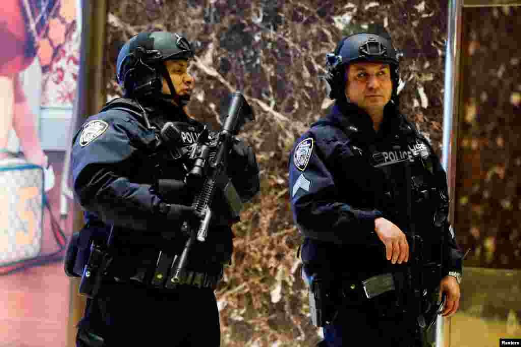Agentes da polícia de Nova Iorque patrulham dentro da Trump Tower. Nov. 12, 2016.