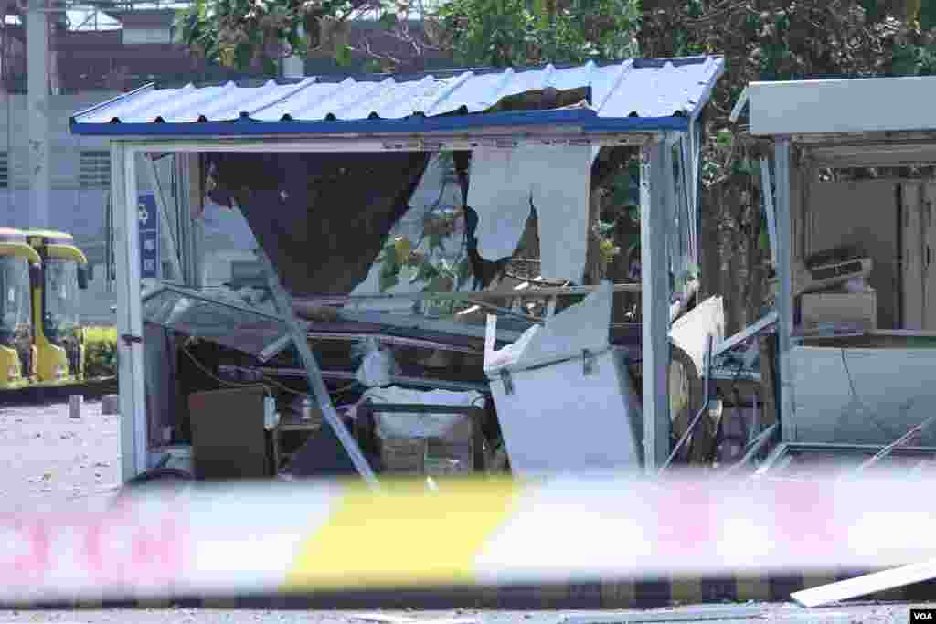 天津爆炸事故現場,核心爆炸區週圍多座居民樓窗戶被震碎,高速公路橋樑受損,多輛大貨車被炸翻,小汽車起火或被砸,多名當地居民仍逗留在事故現場。(美國之音記者東方拍攝)