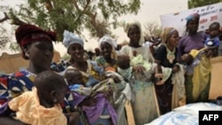 Phụ nữ Niger chờ đợi để nhận thức ăn trẻ em ở làng Koleram, miền nam Niger