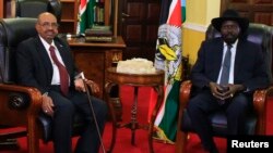 South Sudan President Salva Kiir (R) and his Sudanese counterpart Omar Al-Bashir look on during a photo opportunity at the state house in Juba Jan. 6, 2014. 