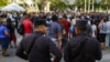 Policías custodian el centro histórico de San Salvador el 3 de diciembre de 2023.