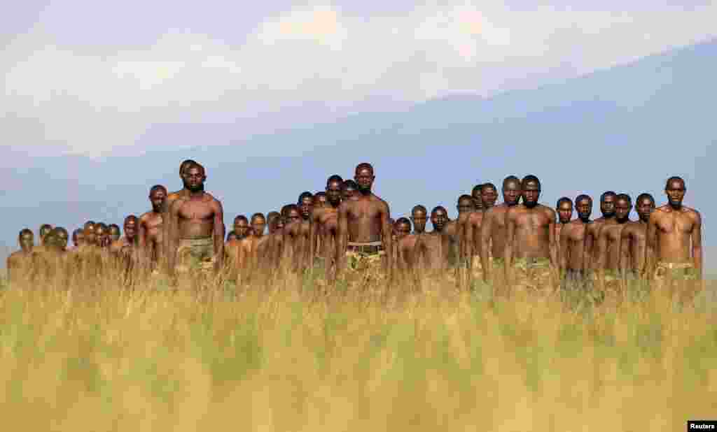 M23 rebel recruits stand at attention during a training session at the Rumangabo military camp in eastern Democratic Republic of Congo, May 16, 2013.