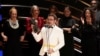 El director de cine Juan Antonio Bayona agradece el Goya a mejor música original en nombre del compositor estadounidense Michael Giacchino por "La sociedad de la nieve", durante la 38va edición de los Premios Goya, en Valladolid, España, el 10 de febrero de 2024.