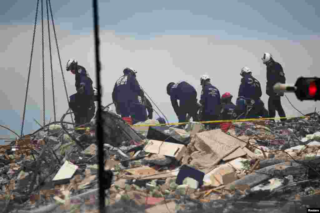 El personal de rescate continúa las operaciones de búsqueda y rescate para los sobrevivientes de un edificio residencial parcialmente derrumbado.