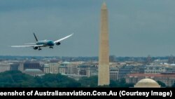Một chiếc máy bay Boeing của Vietnam Airlines bay trên bầu trời Washington DC.