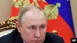 Rais wa Russia Vladimir Putin anaongoza mkutano na wajumbe wa serikali kupitia teleconference mjini Moscow, Alhamisi, Machi 10, 2022. (Mikhail Klimentyev, Sputnik, Kremlin AP).