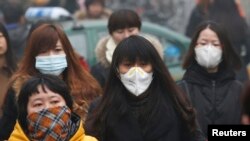 北京的居民經常戴上面罩出門