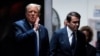 El expresidente estadounidense Donald Trump (izq.) habla con el abogado Todd Blanche cuando regresa de una pausa para almorzar en el tribunal penal de Manhattan mientras continúa la selección del jurado en la ciudad de Nueva York, el jueves 18 de abril de 2024.
