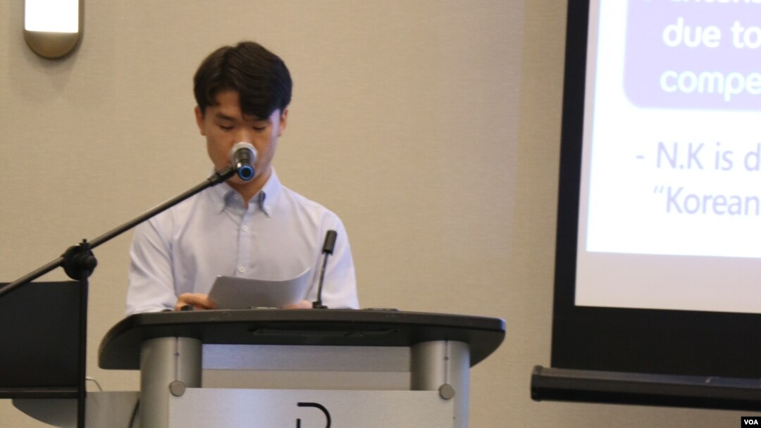 지난달 28일부터 캐나다 4개 도시의 8개 대학에서 북한 인권을 주제로 한 특강에 참여한 탈북민 김일혁 씨까 단상에서 발언을 하고 있다.