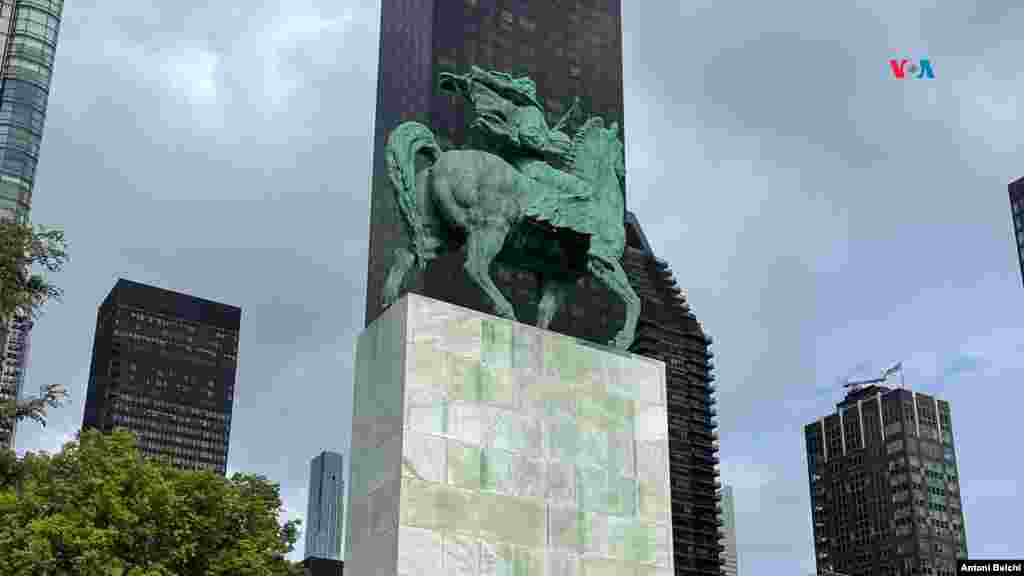 El Monumento a la Paz es considerado un símbolo importante de la paz en la sede de las Naciones Unidas. Fue fundido en bronce en Zagreb, Croacia, en 1954, y su pedestal de 10 metros de altura está hecho de mármol de la isla croata de Brač. La escultura representa a una mujer montando un caballo, con una rama de olivo en una mano y un globo en la otra, liderando simbólicamente a las naciones del mundo hacia la paz. Fue creada por el destacado escultor croata Antun Augustinčić (1900-1979). 