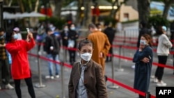Wakazi wa kitongoji cha Jing'an, Shanghai wakisibiri kupata vipimo vya covid Oktoba 25 , 2022.