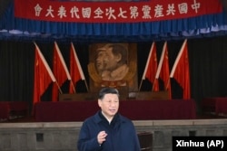 中共領導人習近平帶領他的新班子到延安參觀中共第七次黨代會的會址。（2022年10月27日）