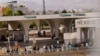 Migrantes venezolanos, expulsados de EEUU y enviados de regreso a México bajo el Título 42, caminan hacia México a través del puente fronterizo internacional Lerdo-Stanton, en Ciudad Juárez, México, el 14 de octubre de 2022. 