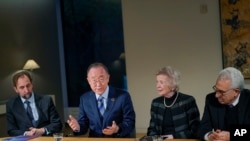 Zeid Raad Al Hussein, kushoto, Mary Robinson, wapili kulia, and Ernesto Zedillo, kulia, Katibu Mkuu wa zamani wa UN Ban Ki-moon akizungumza na waandishi wa habari wa shirika la habari la AP, New York, Nov. 4, 2022. 