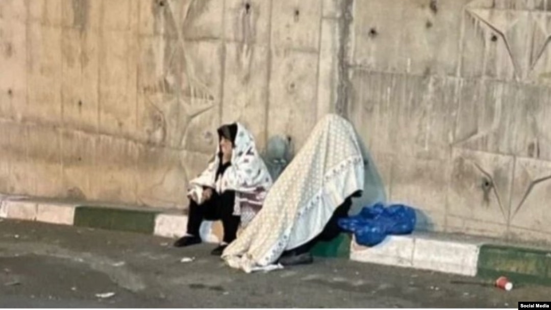 پدر و مادر حسین رونقی در مقابل زندان اوین