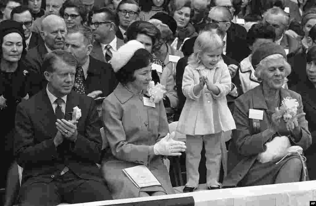 12 января 1971 года. На этой фотографии запечатлен день, когда Картер принял присягу в качестве губернатора. На фото, справа от Джеймса, Розалин и Эми, — Лилиан Картер, мать будущего президента. «Мисс Лилиан», как ее называли, работала медсестрой, а в 1960-х провела несколько лет в Индии, помогая лечить больных проказой в статусе волонтера Корпуса мира. В годы президентства ее сына она написала несколько книг. Лилиан Картер ушла из жизни в 1983 году.