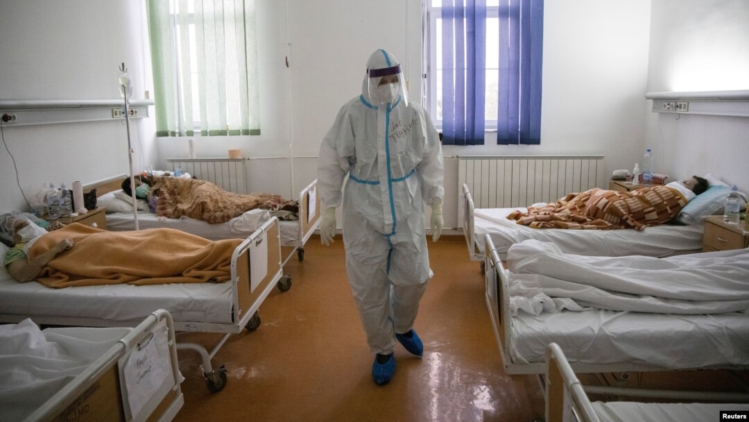 Arhiva - Zdravstveni radnik među obolelima od koronavirusa, u Zemunskoj bolnici, 26. novembra 2020. (Foto: Rojters, Marko Đurica)