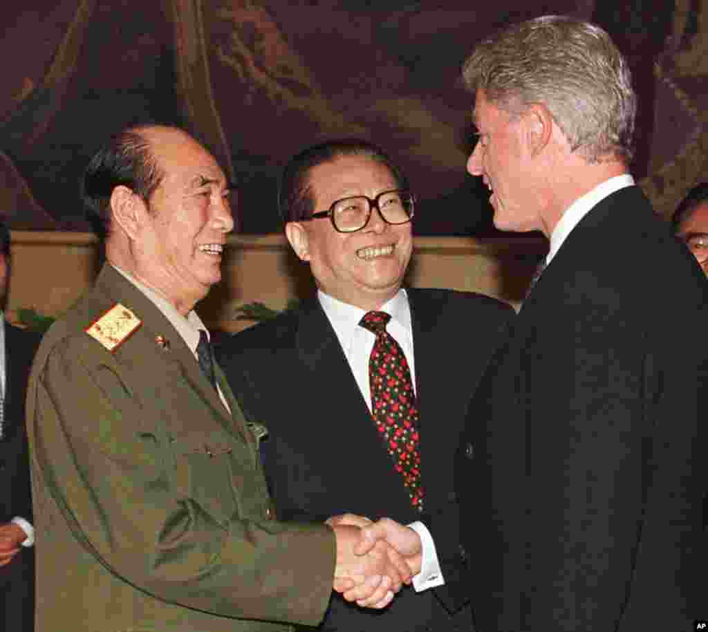 1998年6月27日,中国主席江泽民在北京的国宴之前向美国总统克林顿介绍中国军委副主席张万年。海外中文媒体报道说, 在中共领导层换届的十六大上,张万年上将提出“特别动议”,与会的许多将军代表支持,让江泽民留任军委主席。中国官媒没有证实此事,但后来的事实是,江泽民又当了两年多军委主席,一直到2005年3月辞职。美国的中国军事问题专家金德芳(JUNE DRYER)2001年7月对美国之音说: 江泽民提拔将领很谨慎,提拔起来的人都是忠于他的,所以高级将领大多数是他的人马。