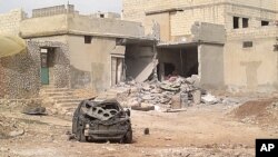 Nhà cửa ở Taftanaz, một khu vực nằm về mạn đông thành phố Idlib của Syria, bị hư hại