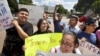 Ayudan a "dreamers" a llenar documentos