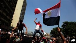 Estados Unidos continúa la evaluación de las ayudas a Egipto tras la violencia que siguió al derrocamiento de Morsi.