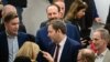 Ларс Кингбайль (в центре) на совещании депутатской группы СДПГ. Берлин, 26 февраля 2025 г. 