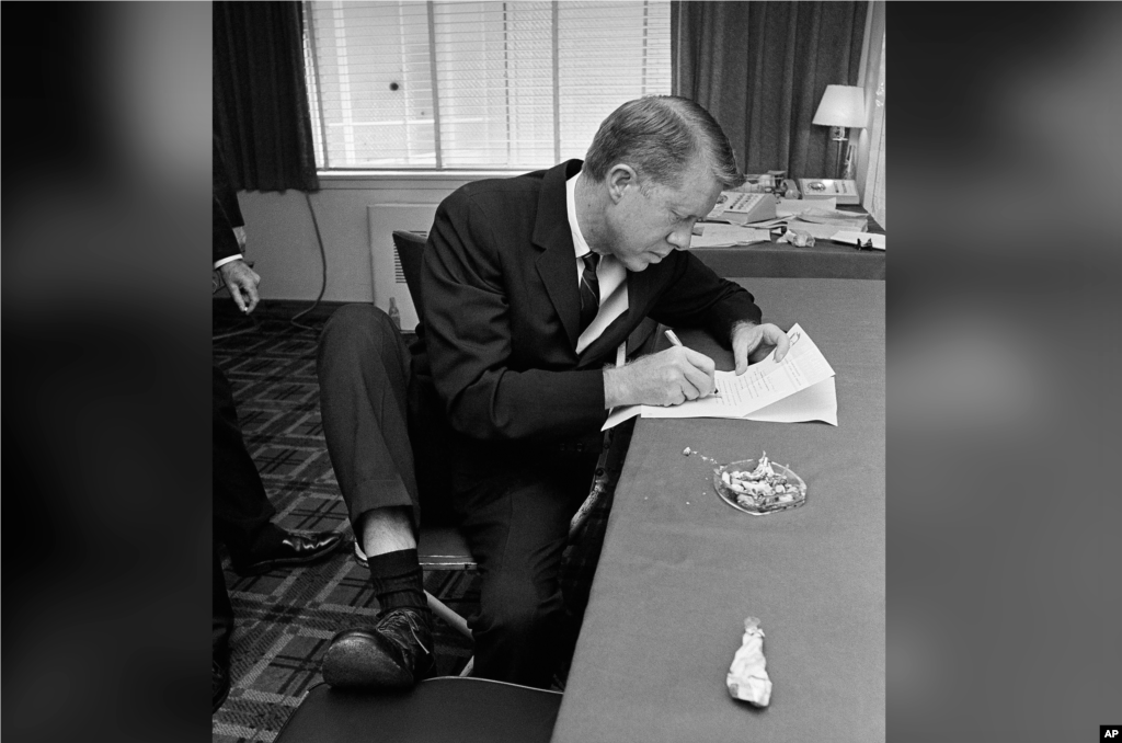 15 сентября 1966 года. Политическая карьера Картера началась в 1962 году, когда он выдвинул свою кандидатуру в Сенат штата Джорджия. На должности сенатора он не остановился и в 1966 году вступил в избирательную гонку на пост губернатора родного штата. Первая попытка обернулась неудачей: Картер занял третье место на голосовании. На этом фото — Картер готовит заявление для прессы в Атланте 15 сентября 1966 года.