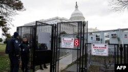 Сотрудники полиция Капитолия у здания Конгресса США, 2 января 2025