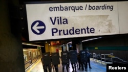 Policías con trajes antimotines montan guardia en la estación del metro Ana Rosa, en la ciudad de Sao Paulo.