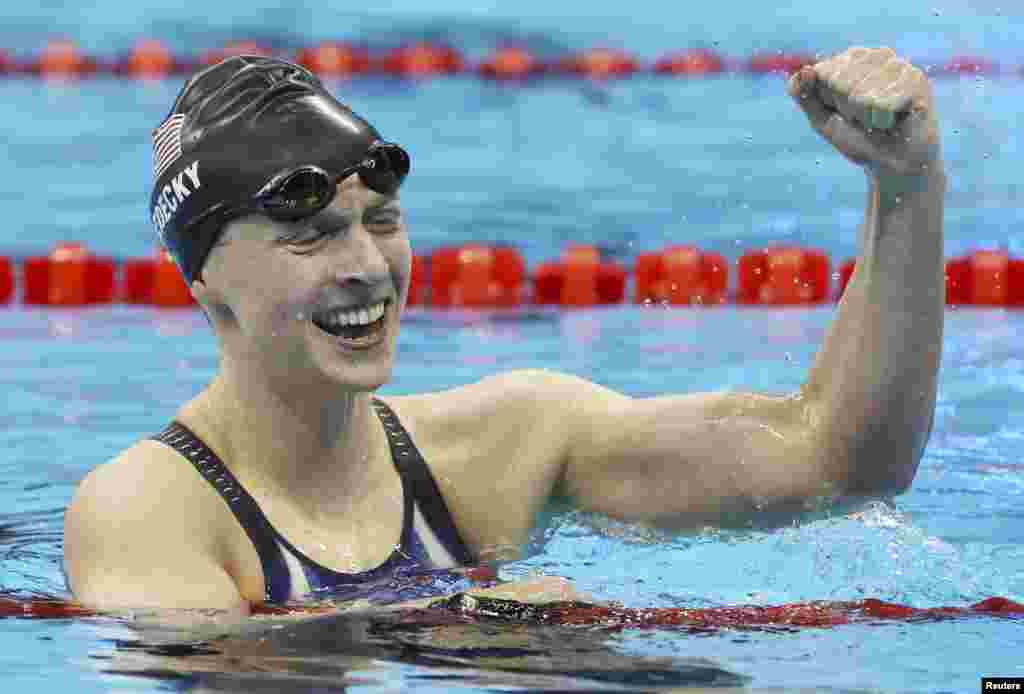 Perenang Katie Ledecky dari AS merayakan medali emas yang didapatnya dari nomor gaya bebas 200 meter putri pada Olimpiade Musim Panas 2016 di Rio de Janeiro, Brazil (9/8). (Reuters/Stefan Wermuth)