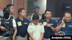 Tersangka L (tengah), pelaku pengeboman Mal Alam Sutera, dihadirkan dalam konferensi pers di Polda Metro Jaya, 29 Oktober 2015 (Foto:VOA/Andylala)