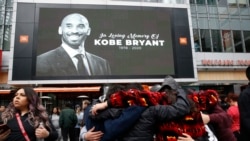 Fãs juntam-se no Staples Center em Los Angeles depois de saberem da morte de Kobe Bryant