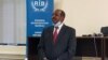 Paul Rusesabagina menotté après son arrestation au siège du Bureau d'enquête du Rwanda à Kigali, Rwanda, le 31 août 2020. REUTERS/Clement Uwiringiyimana