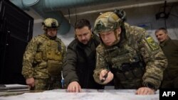 Президент Украины Владимир Зеленский (в центре) в командном пункте в Купянске, Харьковской области. 30 ноября 2023 г.