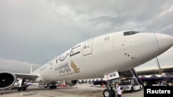 Un avión de la aerolínea de Singapur se ve en la pista después de solicitar un aterrizaje de emergencia en el aeropuerto internacional Suvarnabhumi de Bangkok, Tailandia.