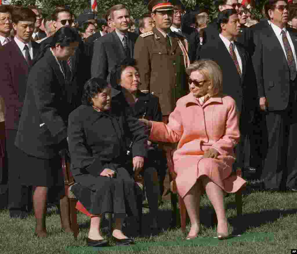 1997年10月29日,在白宫举行的欢迎江泽民国事访问的仪式后,美国第一夫人希拉里·克林顿和江泽民夫人王冶坪在白宫南草坪交谈