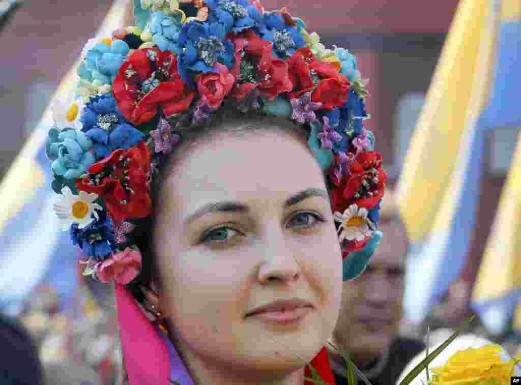 妇女节期间一位身穿民族传统服装参加活动的乌克兰人(2017年3月9日)