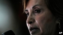 ARCHIVO - La presidenta de Perú, Dina Boluarte, habla con la prensa al final de la Cumbre del Amazonas en Belem, Brasil, el 8 de agosto de 2023.
