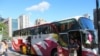 台北101大楼前的陆客巴士